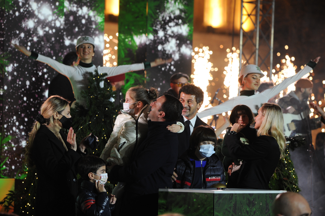 ნაძვის ხე ახალი წელი განათება რუსთაველის გამზირი