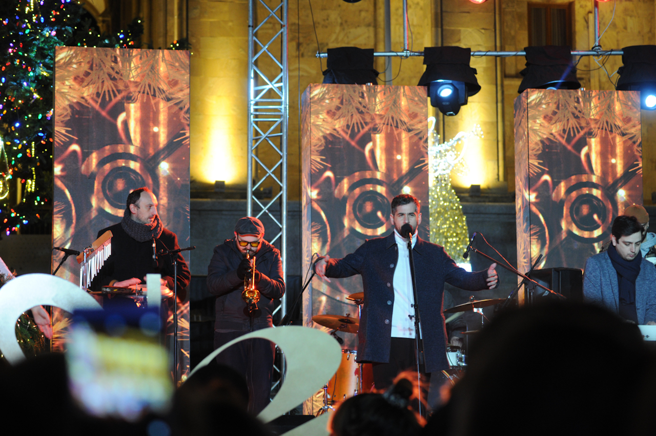 ნაძვის ხე ახალი წელი განათება რუსთაველის გამზირი