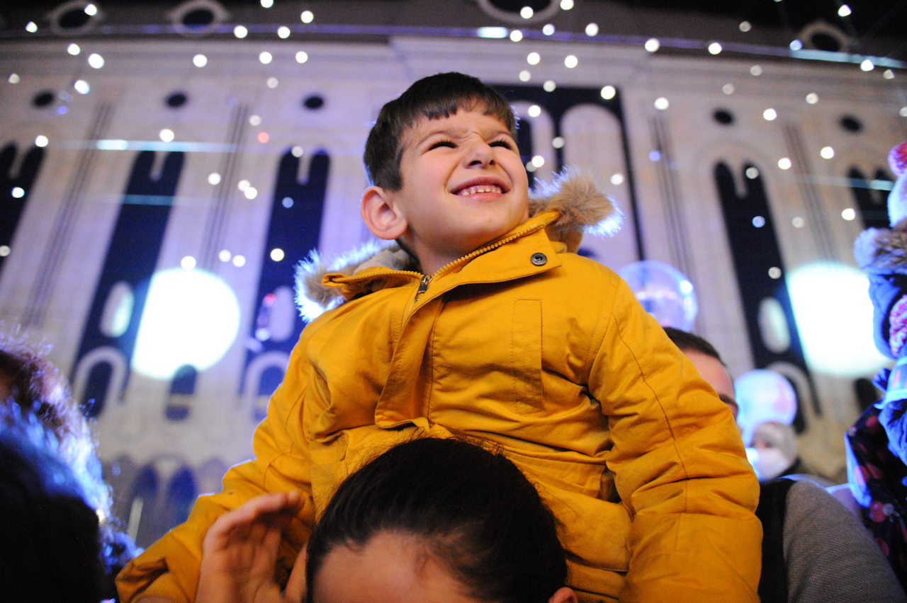 ნაძვის ხე ახალი წელი განათება რუსთაველის გამზირი