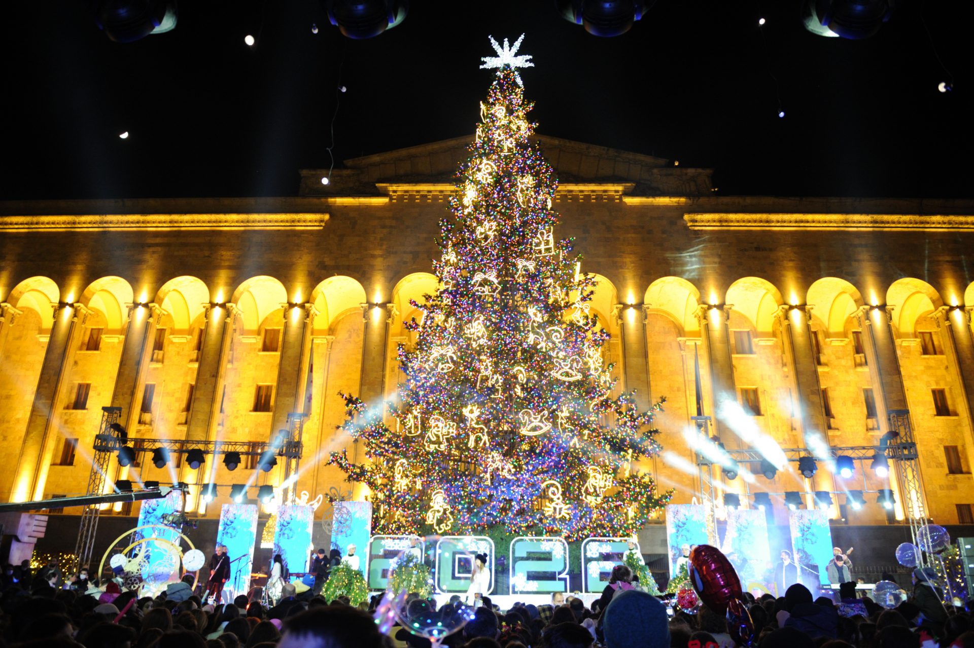 ნაძვის ხე ახალი წელი განათება რუსთაველის გამზირი