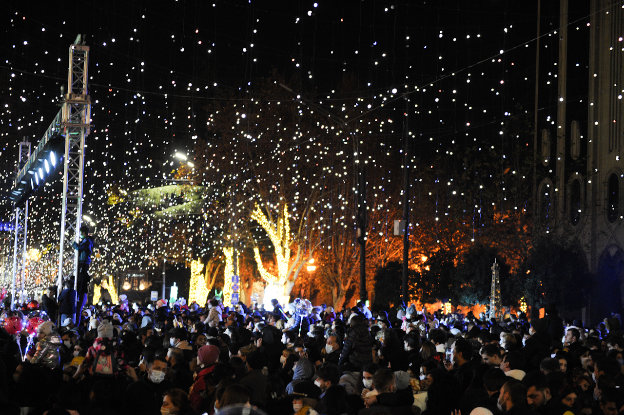 ნაძვის ხე ახალი წელი განათება რუსთაველის გამზირი