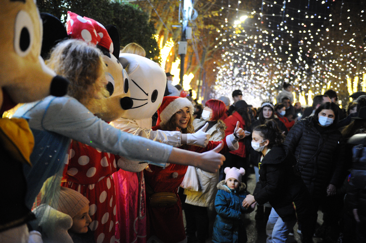 ნაძვის ხე ახალი წელი განათება რუსთაველის გამზირი