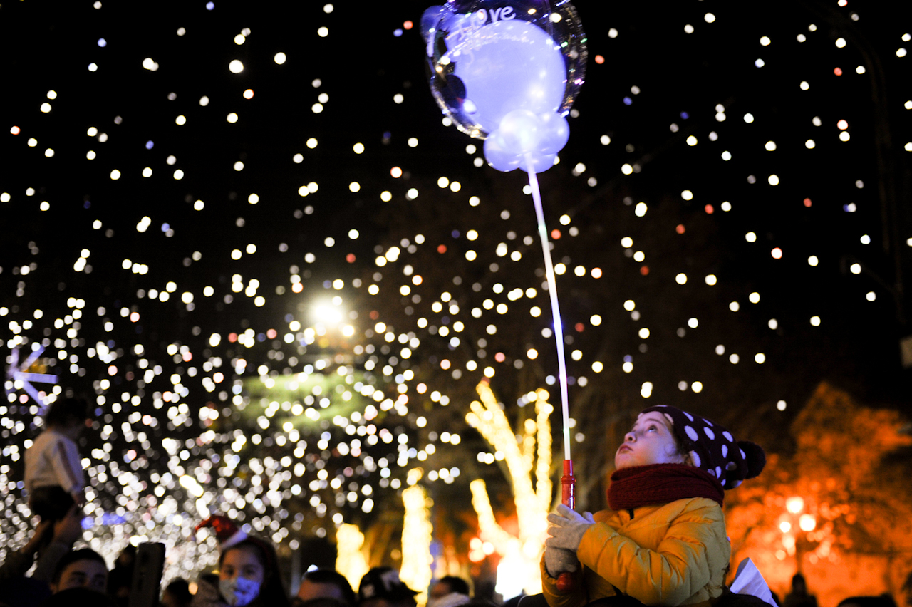 ნაძვის ხე ახალი წელი განათება რუსთაველის გამზირი
